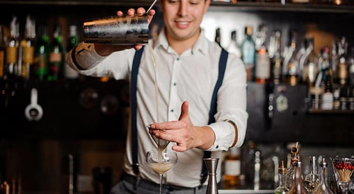 20-01-bartender-pouring