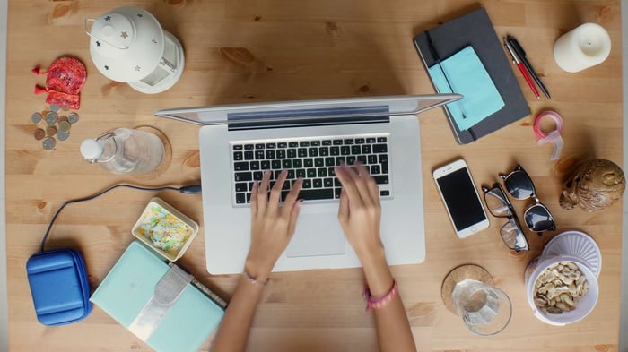 woman-working-on-laptop-top-view_rji-coeul_thumbnail-full01